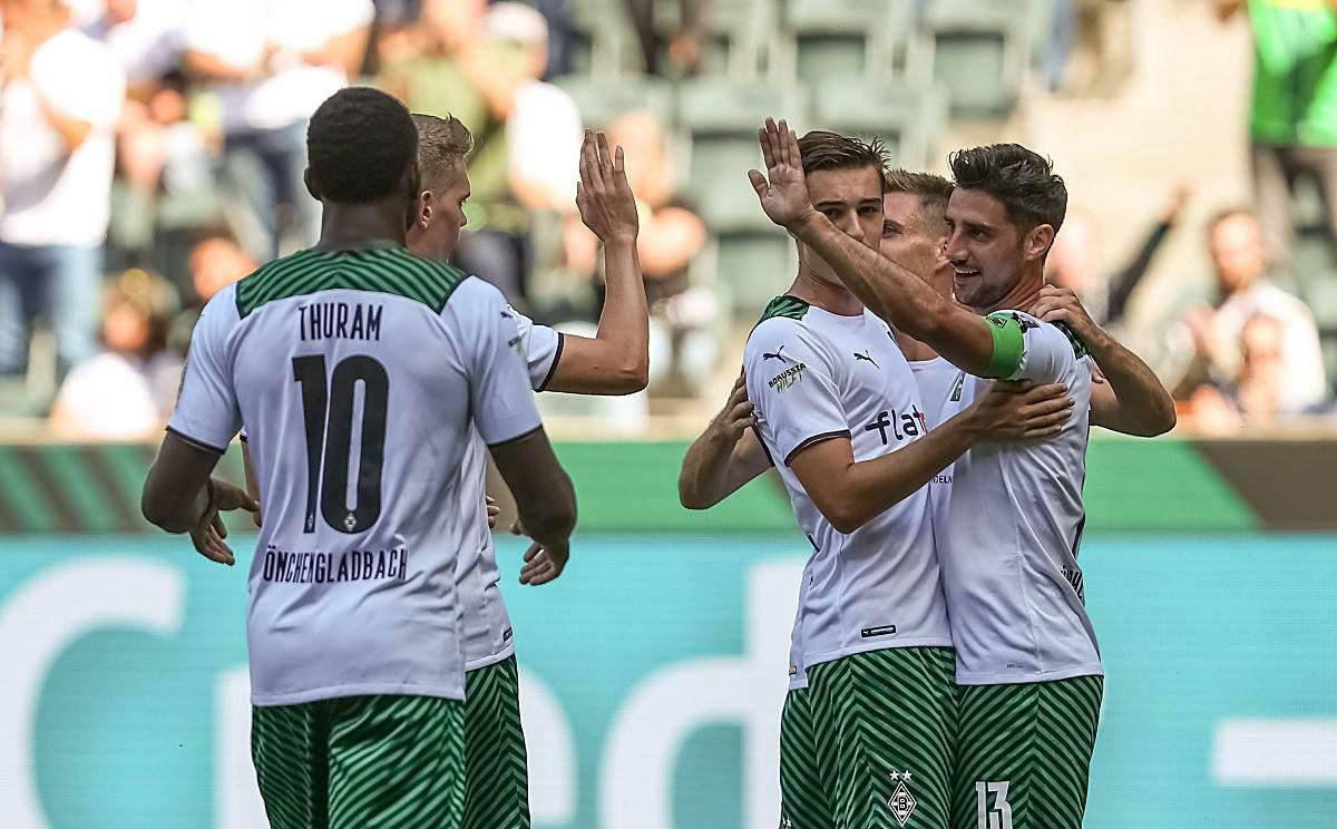 包含今晨费耶诺德备战欧篮联，豪取连胜细节曝光，悬念犹存，年轻球员得到机会的词条