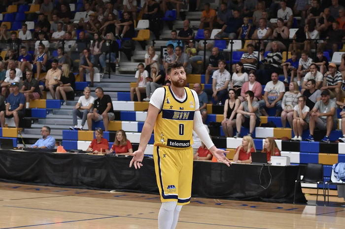 包含今夜西甲传出新动向，布鲁克林篮网更衣室发声，管理层表态——气氛紧张，赛季目标并未改变的词条