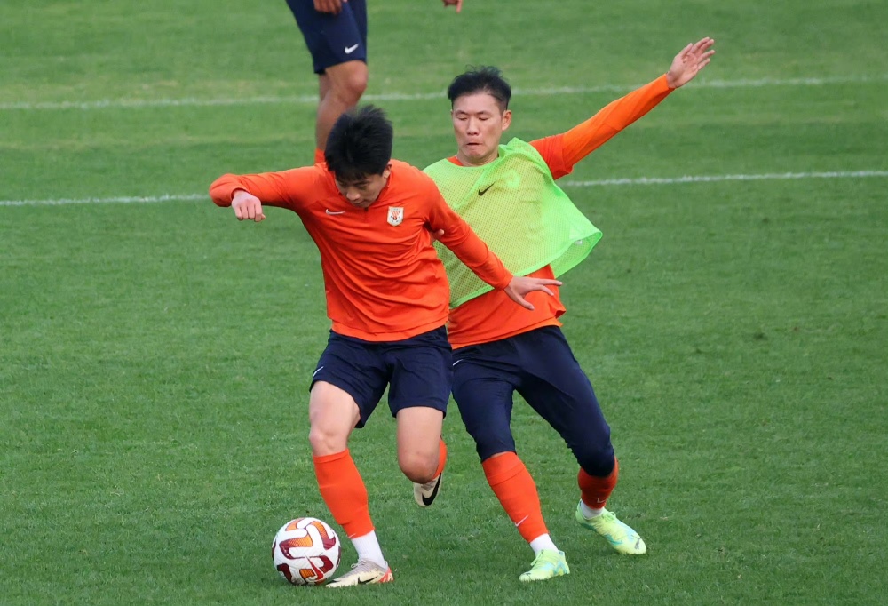 包含清晨塞维利亚外线爆发：亚冠节点到来，话题不断，轮换策略成焦点的词条